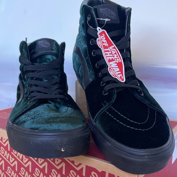Vans WMNS Sk8-Hi Velvet Green/Black
VN0A4BVT203
Sneakers - Picture 6 of 16